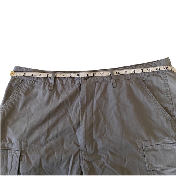 Levis Cargo Mens Grey 6-Pocketed Shorts Size 40 8”Inseam Bermuda Length EUC - Picture 2 of 8